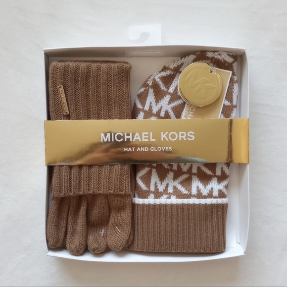 Michael Kors Accessories - Michael Kors▪️Hat & Glove Set Camel/Cream
